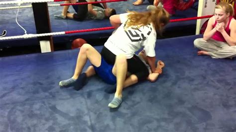 Watch Facesit fight 1 .